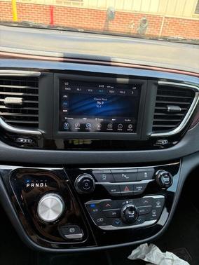 Brilliant Black Crystal Pearlcoat 2020 Chrysler Pacifica Touring-L