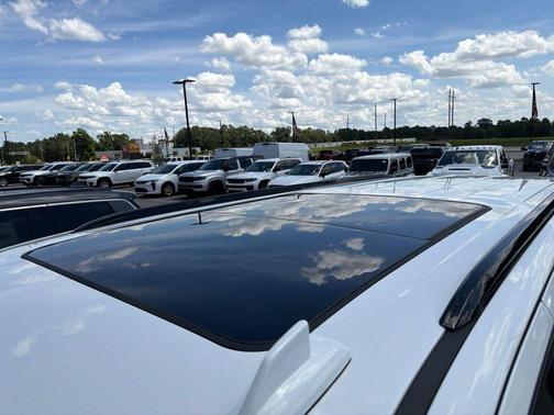 Summit White 2023 GMC Yukon XL AT4