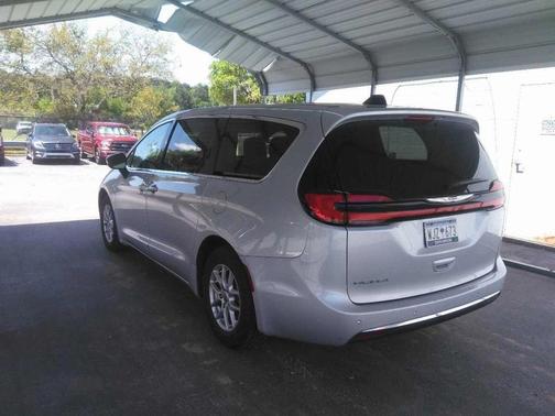 2023 Chrysler Pacifica Touring-L
