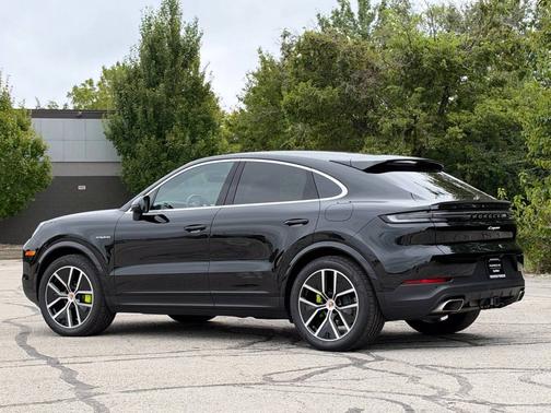 Chromite Black Metallic 2026 Porsche Cayenne