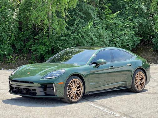 Oak Green Metallic Neo 2024 Porsche Panamera