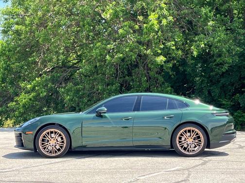 Oak Green Metallic Neo 2024 Porsche Panamera