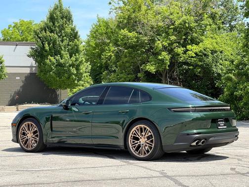 Oak Green Metallic Neo 2024 Porsche Panamera