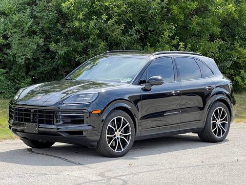 Chromite Black Metallic 2025 Porsche Cayenne