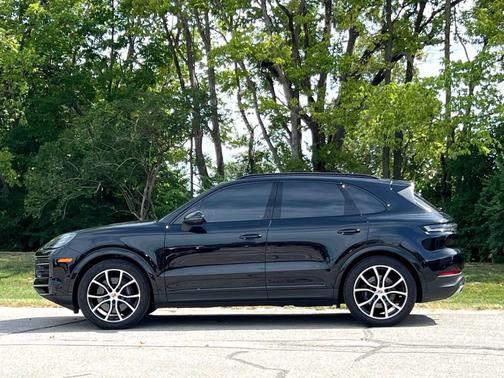 Chromite Black Metallic 2025 Porsche Cayenne