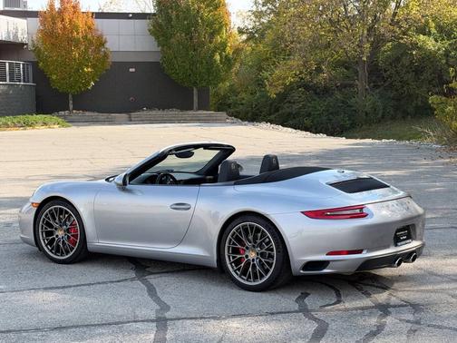 GT-Silver Metallic 2017 Porsche 911