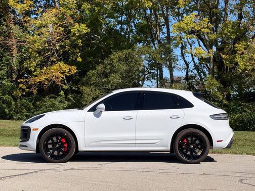 Carrara White Metallic 2022 Porsche Macan