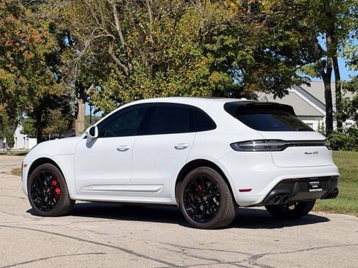 Carrara White Metallic 2022 Porsche Macan