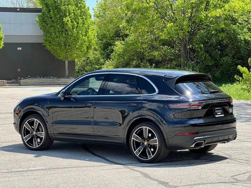 Jet Black Metallic 2022 Porsche Cayenne