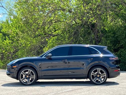 Jet Black Metallic 2022 Porsche Cayenne