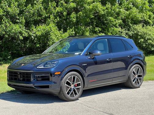 Algarve Blue Metallic 2025 Porsche Cayenne
