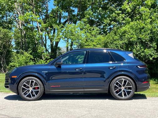 Algarve Blue Metallic 2025 Porsche Cayenne