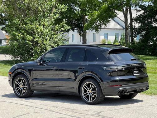 Jet Black Metallic 2022 Porsche Cayenne