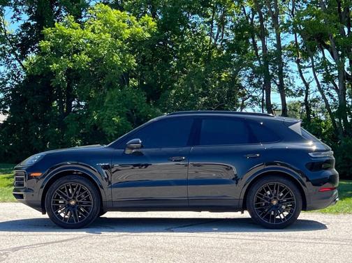 Chromite Black Metallic 2025 Porsche Cayenne