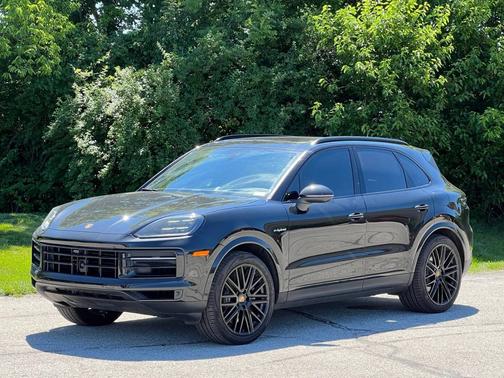 Chromite Black Metallic 2025 Porsche Cayenne