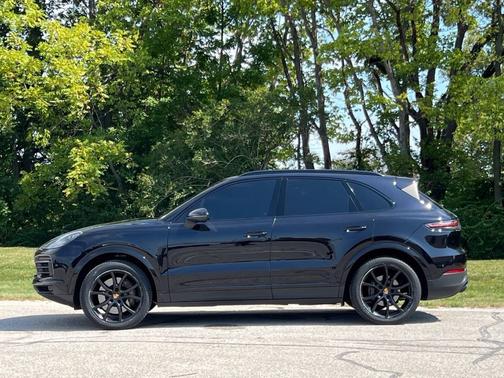 Jet Black Metallic 2022 Porsche Cayenne