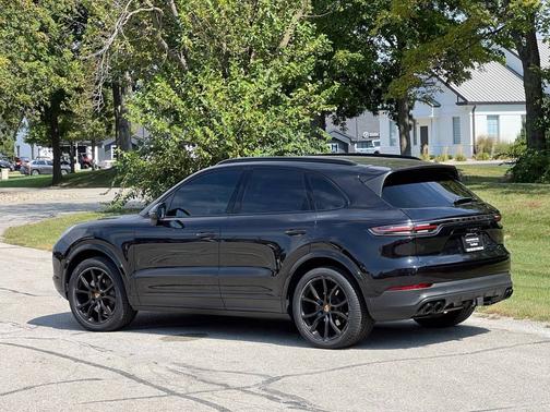 Jet Black Metallic 2022 Porsche Cayenne