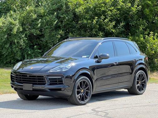 Jet Black Metallic 2022 Porsche Cayenne