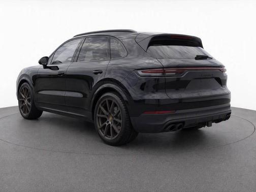 Jet Black Metallic 2022 Porsche Cayenne