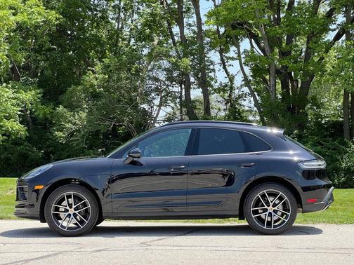 Jet Black Metallic 2025 Porsche Macan