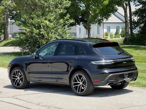Jet Black Metallic 2025 Porsche Macan