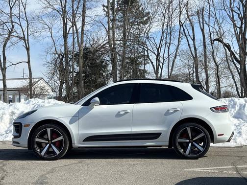 2022 Porsche Macan 