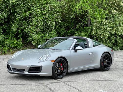 GT-Silver Metallic 2017 Porsche 911