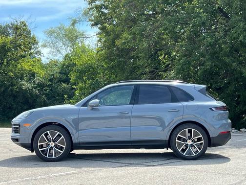 Arctic Grey 2026 Porsche Cayenne