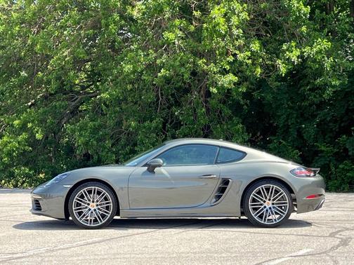 Aventurine Green Metallic 2025 Porsche 718 Cayman