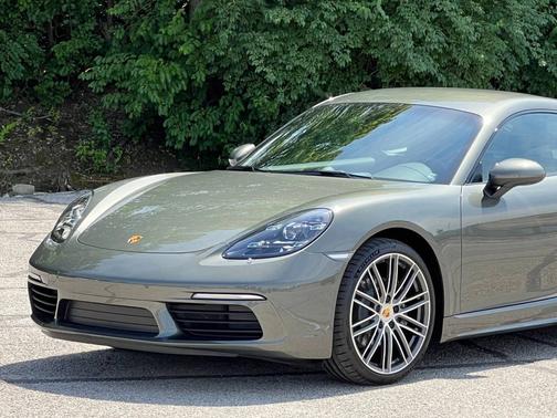 Aventurine Green Metallic 2025 Porsche 718 Cayman