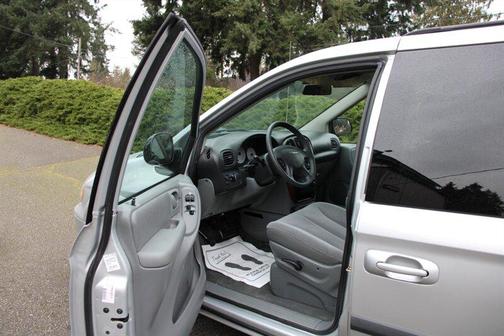 2006 Chrysler Town & Country Base