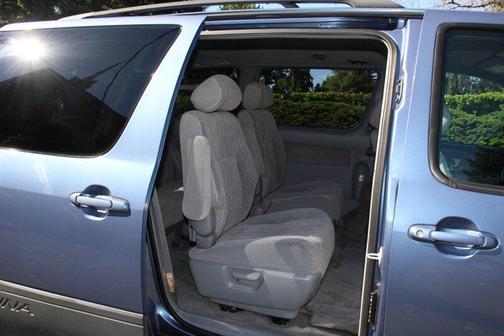 Frosted Iris Metallic 1999 Toyota Sienna LE