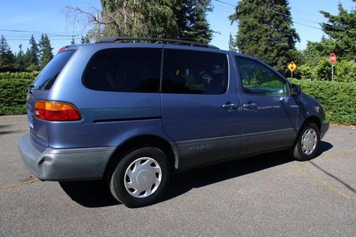 Frosted Iris Metallic 1999 Toyota Sienna LE