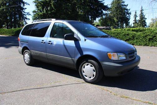 Frosted Iris Metallic 1999 Toyota Sienna LE