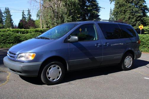 Frosted Iris Metallic 1999 Toyota Sienna LE