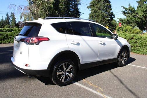 Super White 2018 Toyota RAV4 XLE