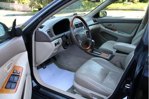 2000 Lexus ES 300 Base
