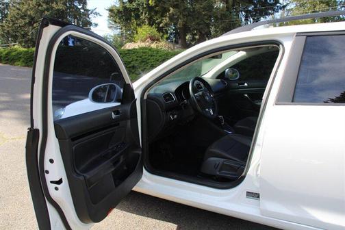 White 2014 Volkswagen Jetta SportWagen DSG TDI w/Sunroof & Nav