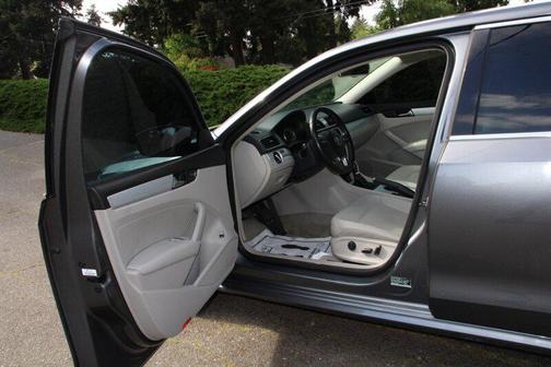 Platinum Gray Metallic 2013 Volkswagen Passat 2.5 SE