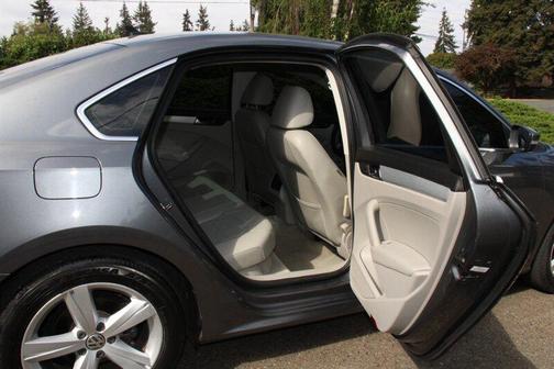 Platinum Gray Metallic 2013 Volkswagen Passat 2.5 SE