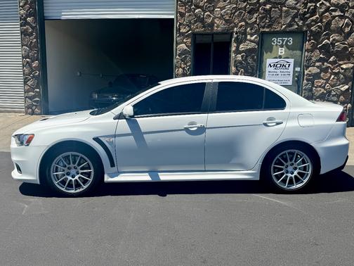 White 2010 Mitsubishi Lancer Evolution GSR