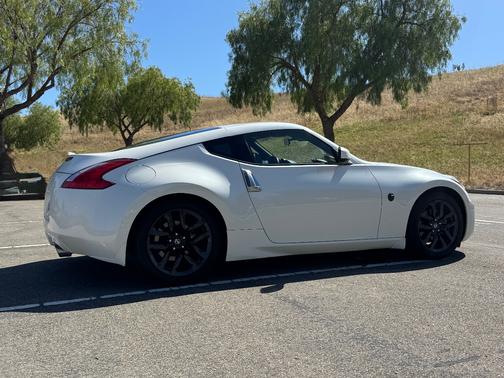 White 2016 Nissan 370Z Base