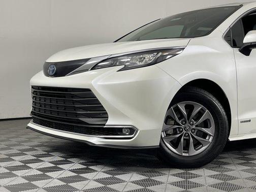 2021 Toyota Sienna XLE 8 Passenger
