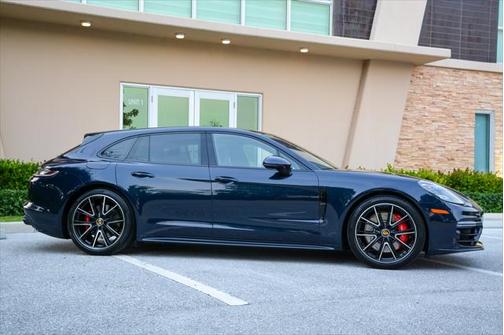 2022 Porsche Panamera Sport Turismo GTS