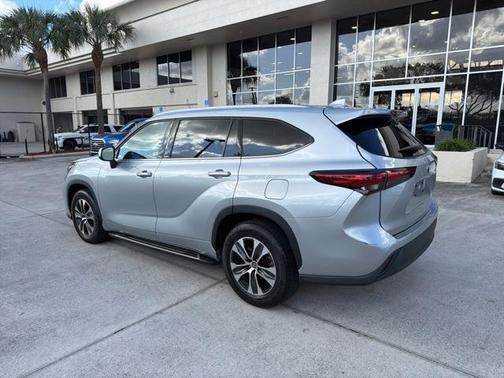 2022 Toyota Highlander Hybrid XLE