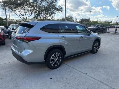 2022 Toyota Highlander Hybrid XLE