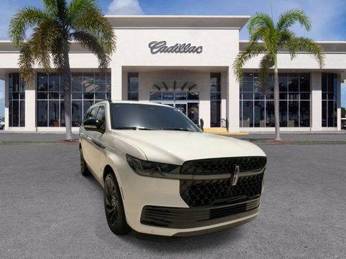 White Metallic 2025 Lincoln Navigator Reserve