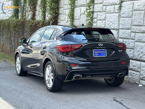2017 INFINITI QX30 Luxury