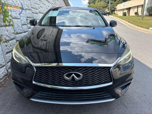 2017 INFINITI QX30 Luxury