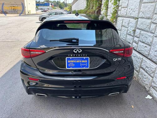 2017 INFINITI QX30 Luxury